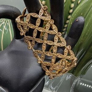 Elegant Gold Filigree Stretch Bracelet